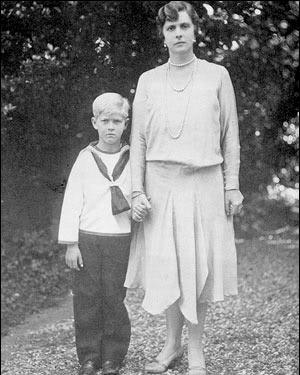 Archivo:Prince Philip with his mother in 1926 (cropped)