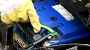 Archivo:Mejor-forma-de-limpiar-bateria-vehiculo