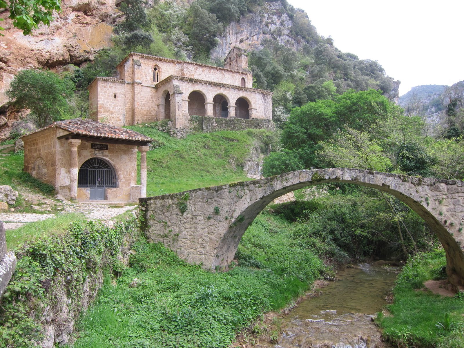 Roman bridge, Santo Cristo de los Remedios and shrine of Nuestra Señora de la Hoz - panoramio.jpg