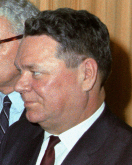 Archivo:Hale Boggs on 24 September 1964 at the White House, from- Warren Commission presenting report on assassination of John F. Kennedy to Lyndon Johnson (cropped)