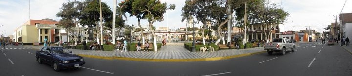 Archivo:Panoramica Plaza de Armas de Huacho