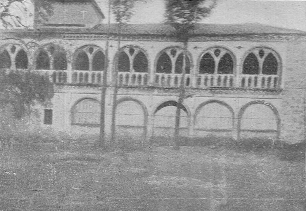 1922, Arquitectura civil española de los siglos I al XVIII, Tomo primero, Arquitectura privada, página 53 (cropped) Guadalupe, Granja de Valdefuentes, exterior.jpg