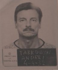 Archivo:Andrej Tarkovskij mug shot at Latina Refugee Camp 1985