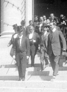 Archivo:José María Pino Suárez y funcionarios salen de la Cámara de Diputados