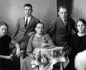 Archivo:Paavo Nurmi and his family in 1924