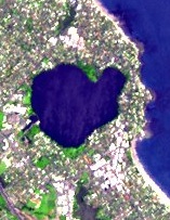 Archivo:Lake Pupuke - satellite photo