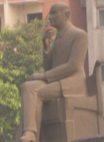 Archivo:Mohammed Abel Wahab statue- Bab El-Sheariyia0