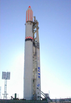 Archivo:Zenit-2 rocket ready for launch