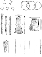 Archivo:Objetos metálicos de L’Arbocer. 1-5. Aretes. 6. Pulseras. 7. Cincel. 8. Hacha plana. 9. Fragmento de hacha plana. 10. Puñal de remaches. 11-16. Punzones