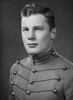 Archivo:Robin Olds (1922–2007) at West Point