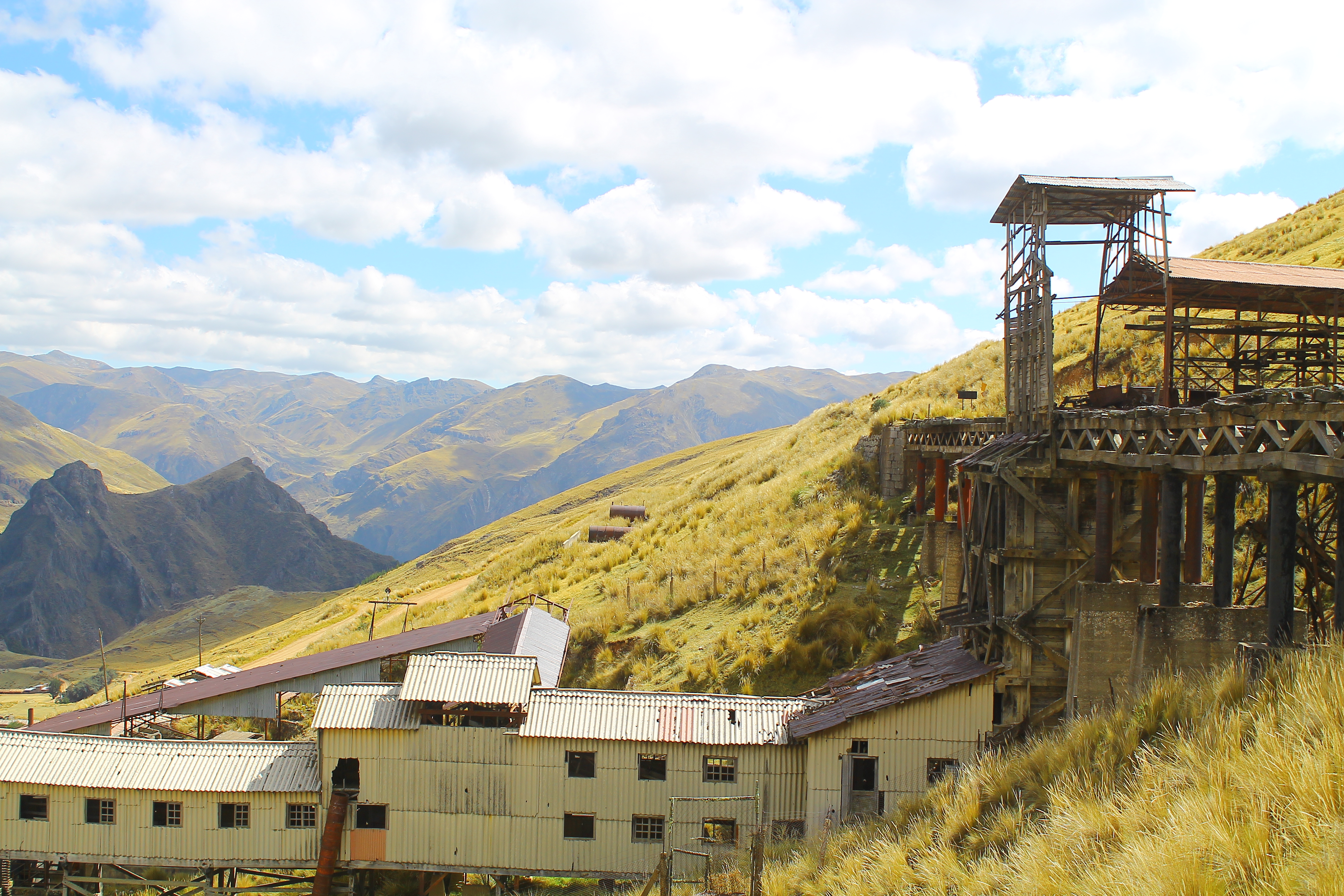 Campamento de procesamiento de minerales, mina de Santa Barbara, Huancavelica, Perú.jpg