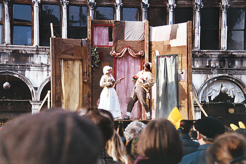 help  Tablado con una representación callejera de la Commedia dell'Arte, en la Plaza de San Marcos durante el Carnaval veneciano de 1999.