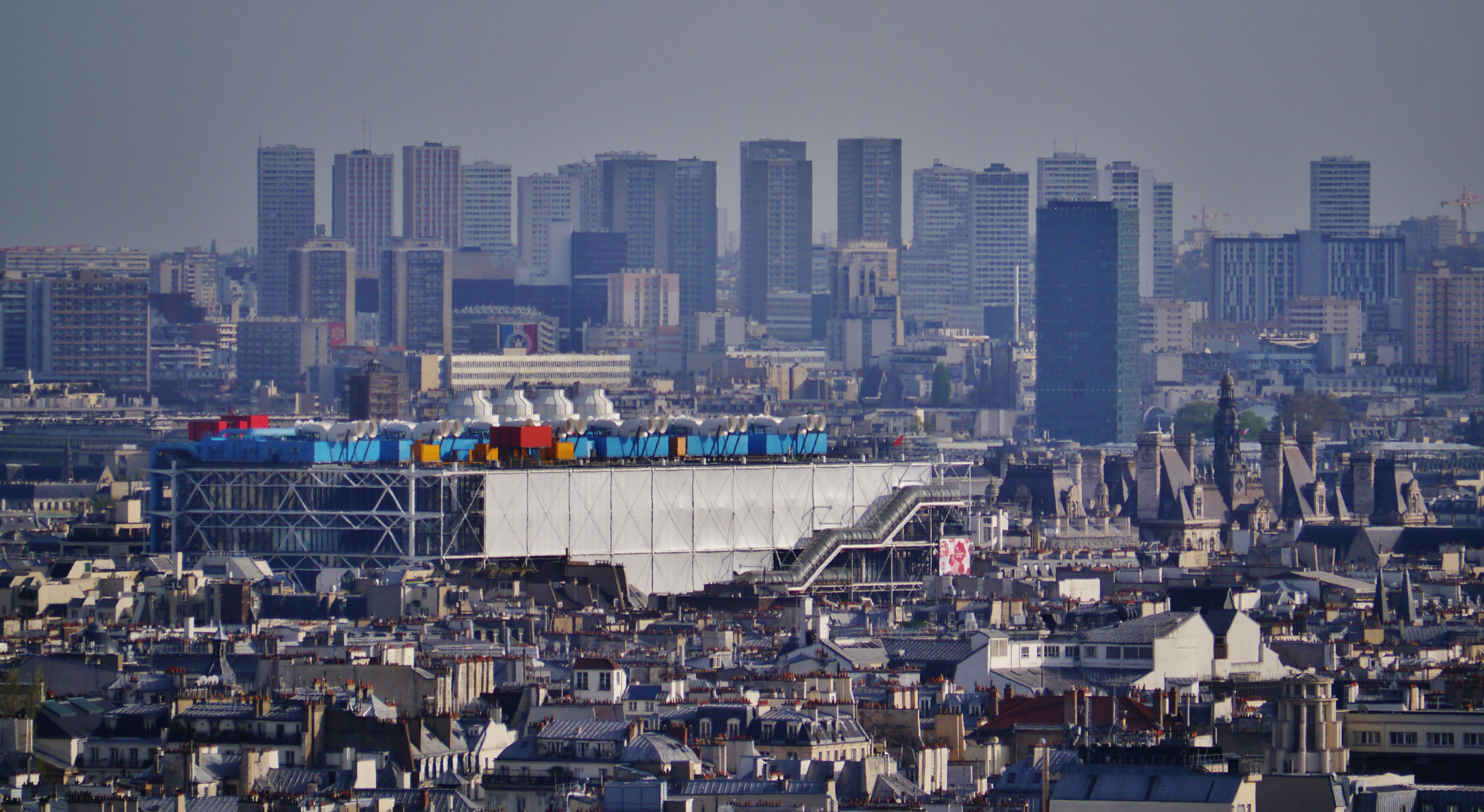 Paris Montmartre Blick aufs Centre Georges-Pompidou.jpg