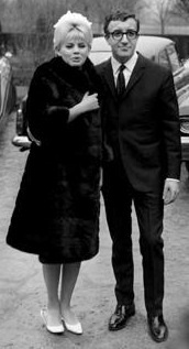 Archivo:Britt Ekland and Peter Sellers 1964