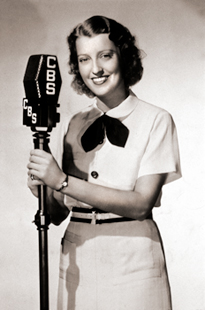 Archivo:Jeanette MacDonald and a CBS Radio microphone in 1937