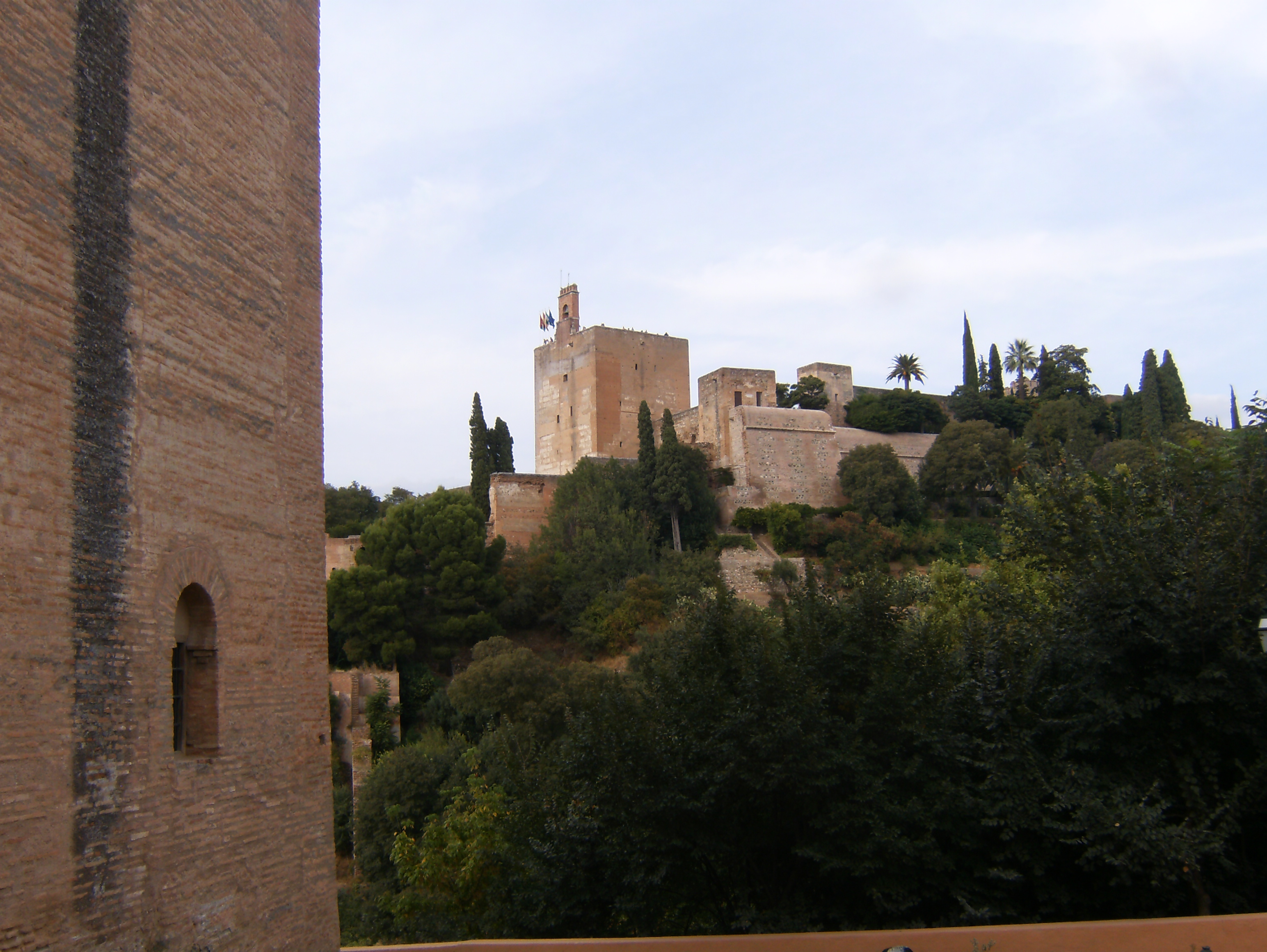 La torre de la vela desde las torres bermejas.jpg