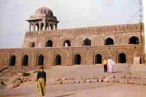 Archivo:Rani Rupmati pavilion