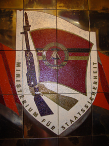 Archivo:Stasi emblem in Leipzig