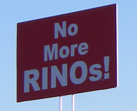 Archivo:Tea Party tax day protest 2010 (4525419563) - No More RINOs!