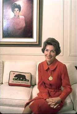 Archivo:Nancy Reagan as First Lady of California