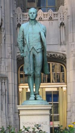 Archivo:Nathan-Hale-statue-Chicago-Tribune-Tower-figure