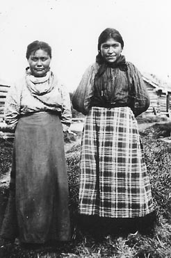 Archivo:Slavey girls Mackenzie River Northwest Territories - NA-1463-23