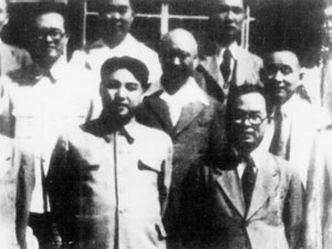 Archivo:Kim Il-sung and Pak Hon-yong, Baik Namun in Pyungyang