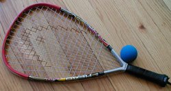 Archivo:Racquetball-racquet-and-bal