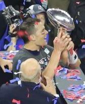 Archivo:Tom Brady with Vince Lombardi trophy (cropped)