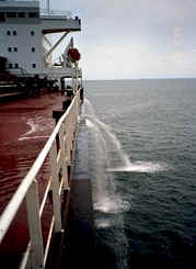 Archivo:Ship pumping ballast water
