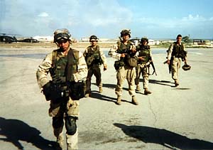 Archivo:Black Hawk Down Rangers return to base after mission