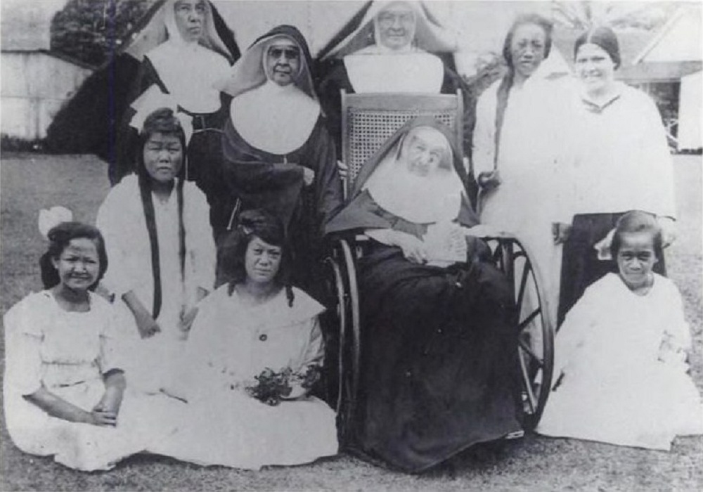 Archivo: Mother Marianne Cope with sisters and patients, 1918