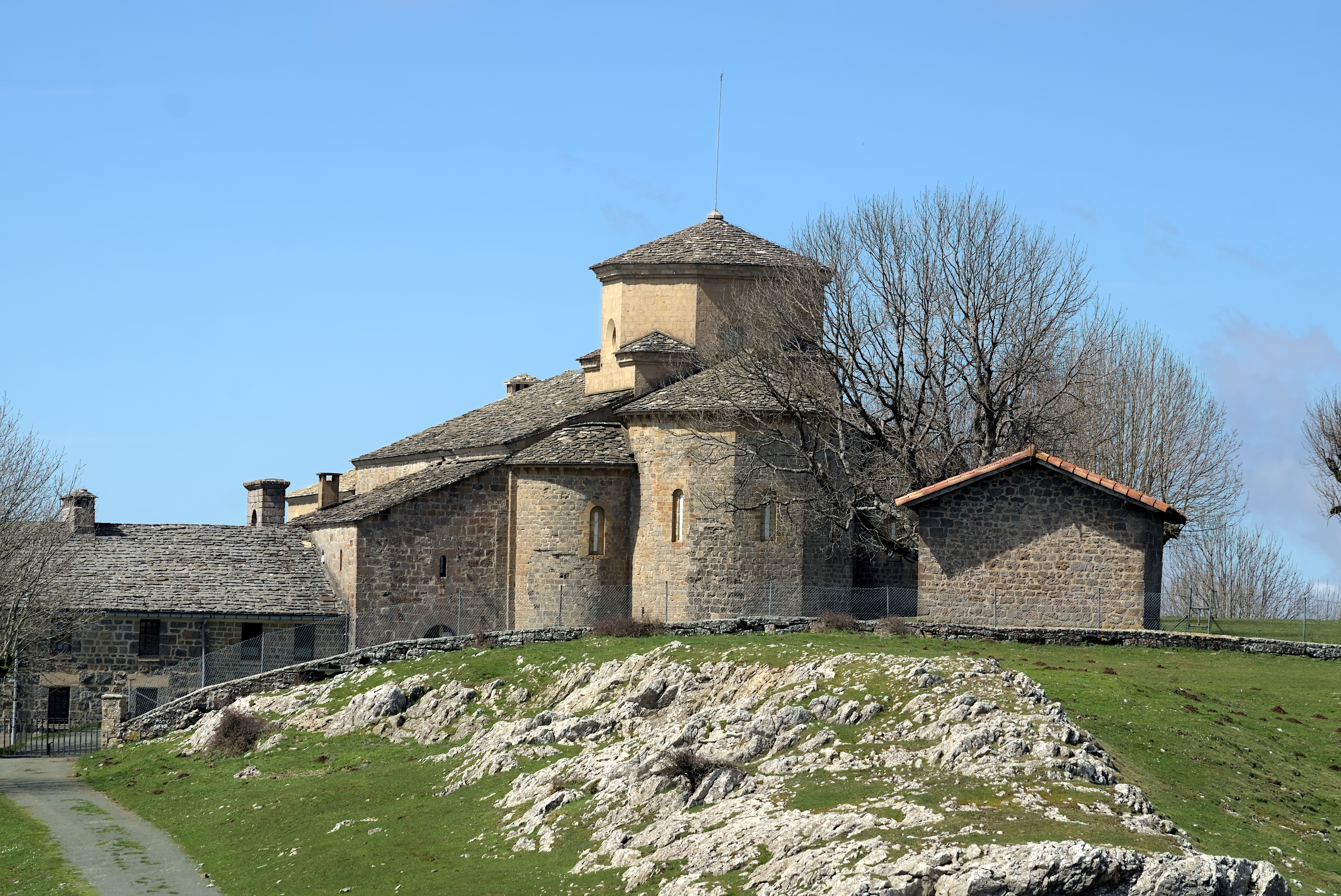 Basílica de San Miguel de Excelsis en Aralar 01.jpg