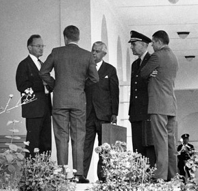 Archivo:President Kennedy with advisors after EXCOMM meeting, 29 October 1962 crop