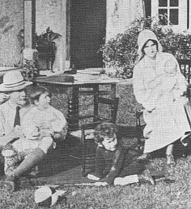 Archivo:Baden-Powell family (1917)