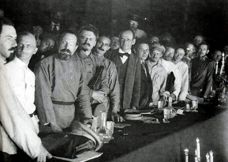 Delegados del II Congreso de la Internacional Comunista. León Trotski es el cuarto por la izquierda, delante de él está Giacinto Serrati (Italia), detrás de él están Alfred Rosmer (Francia), Paul Levi (Alemania), Grigori Zinóviev, Bujarin, Mijaíl Kalinin. Moscú, 1920.