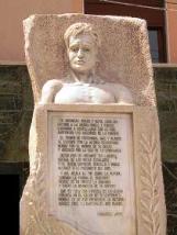 Archivo:Monumento al Cantero. Realizado en Mármol Blanco de Macael.