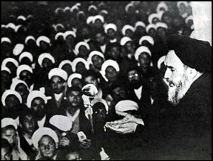 Archivo:Ruhollah Khomeini speaking to his followers against capitulation day 1964