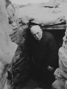 Archivo:George Lansbury at Skara Brae, 1929
