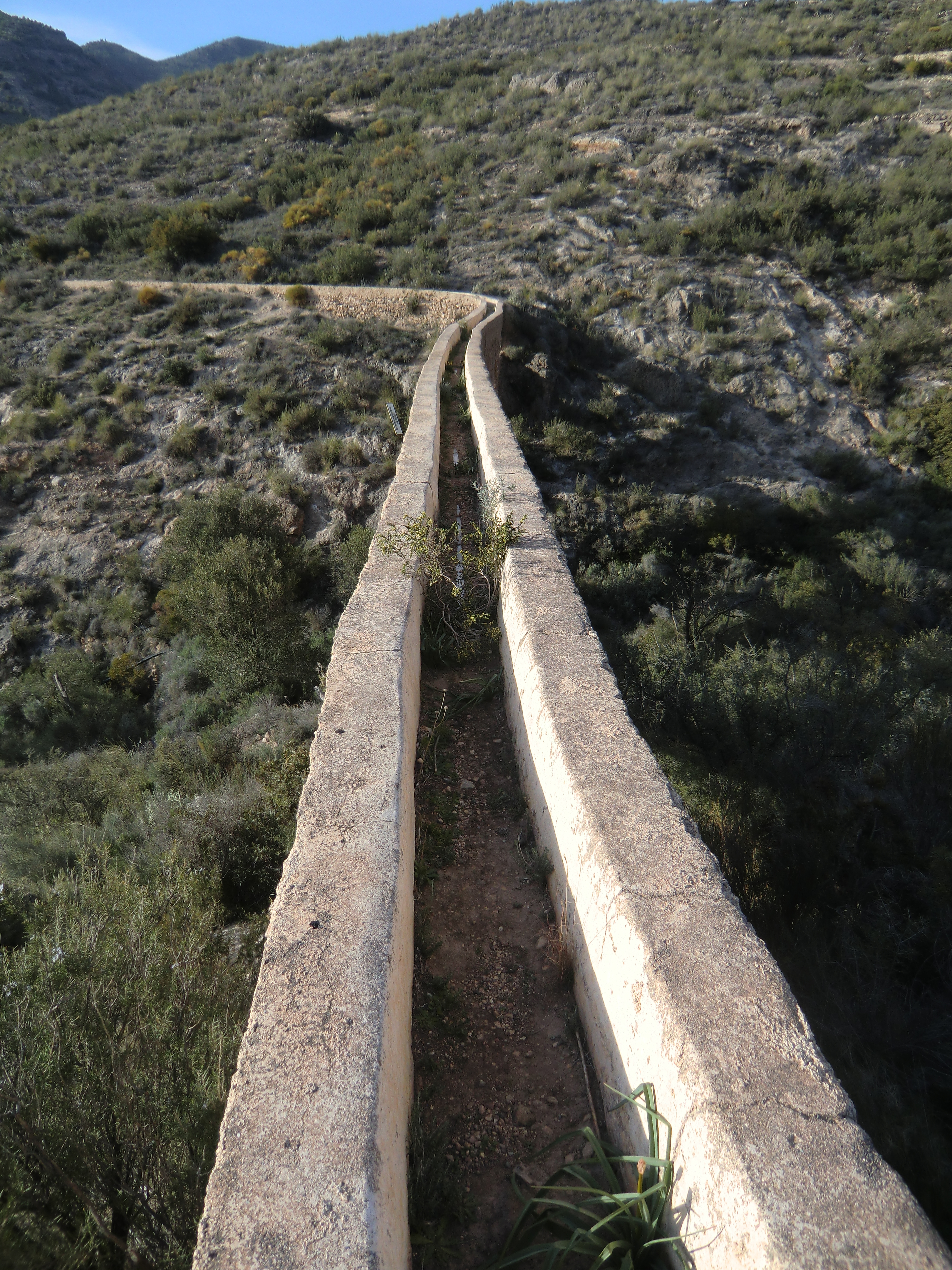Acueducto de Carcauz canal.JPG