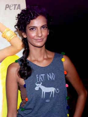 Archivo:Poorna Jagannathan unveils PETA Ad 02