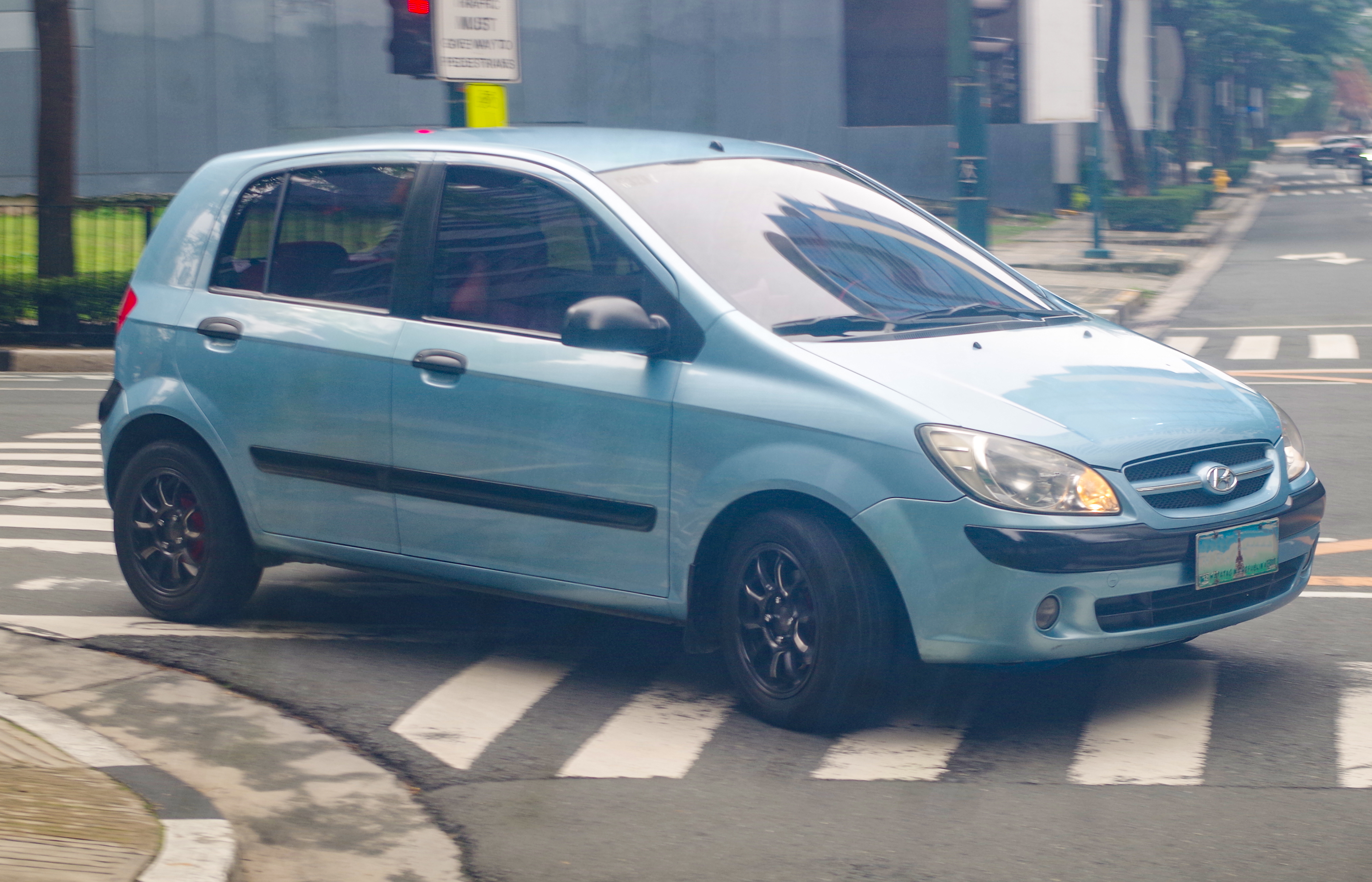 2007 Hyundai Getz 1.4 SOHC in Sky Blue, front right.jpg