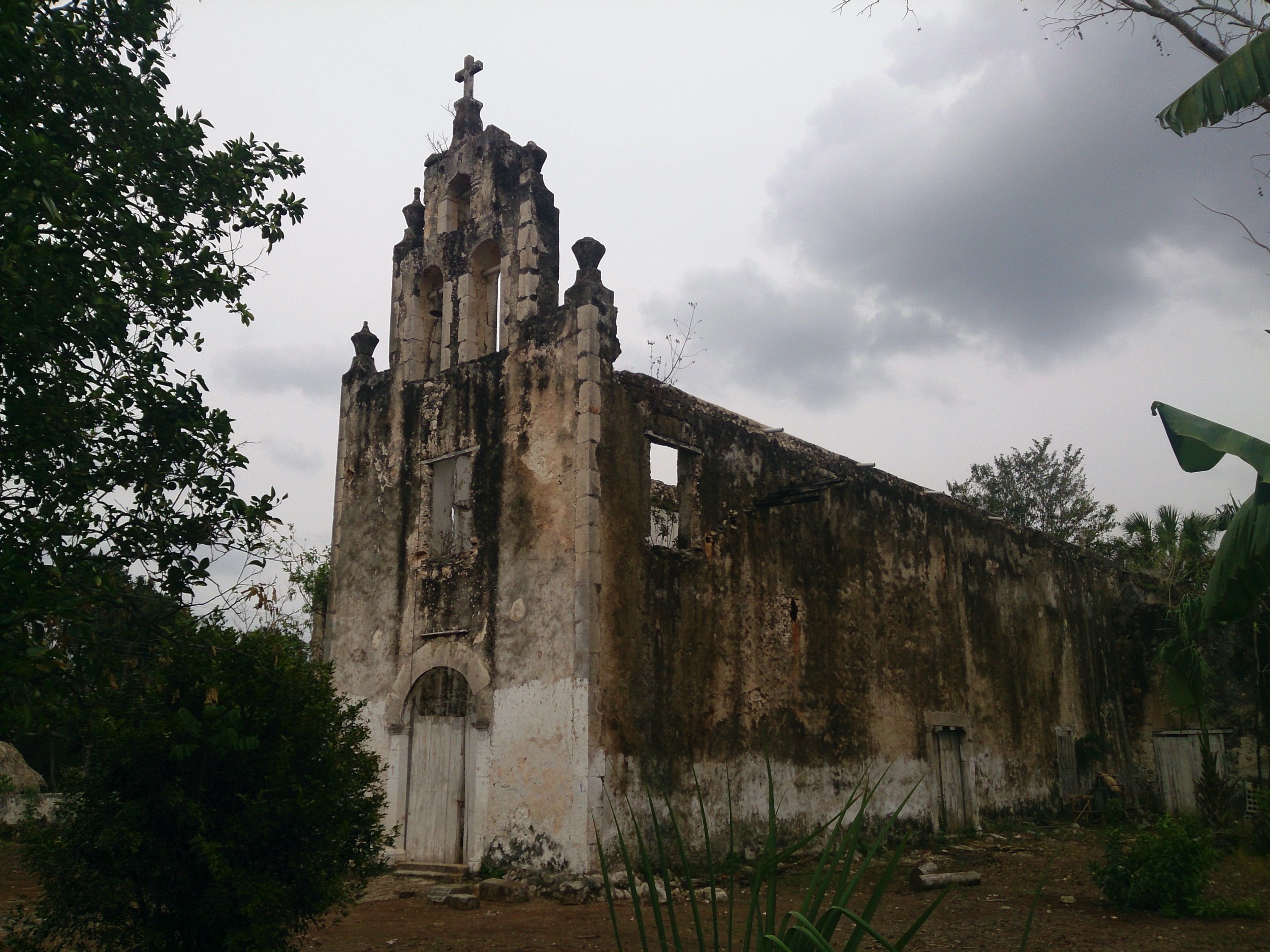 Church at Yaxuná, Yucatán, Mexico.jpg