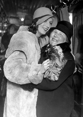 Archivo:Greta Garbo and her mother 1939