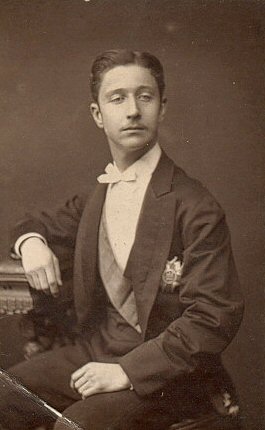 Archivo:Napoléon Eugène Bonaparte, sitting