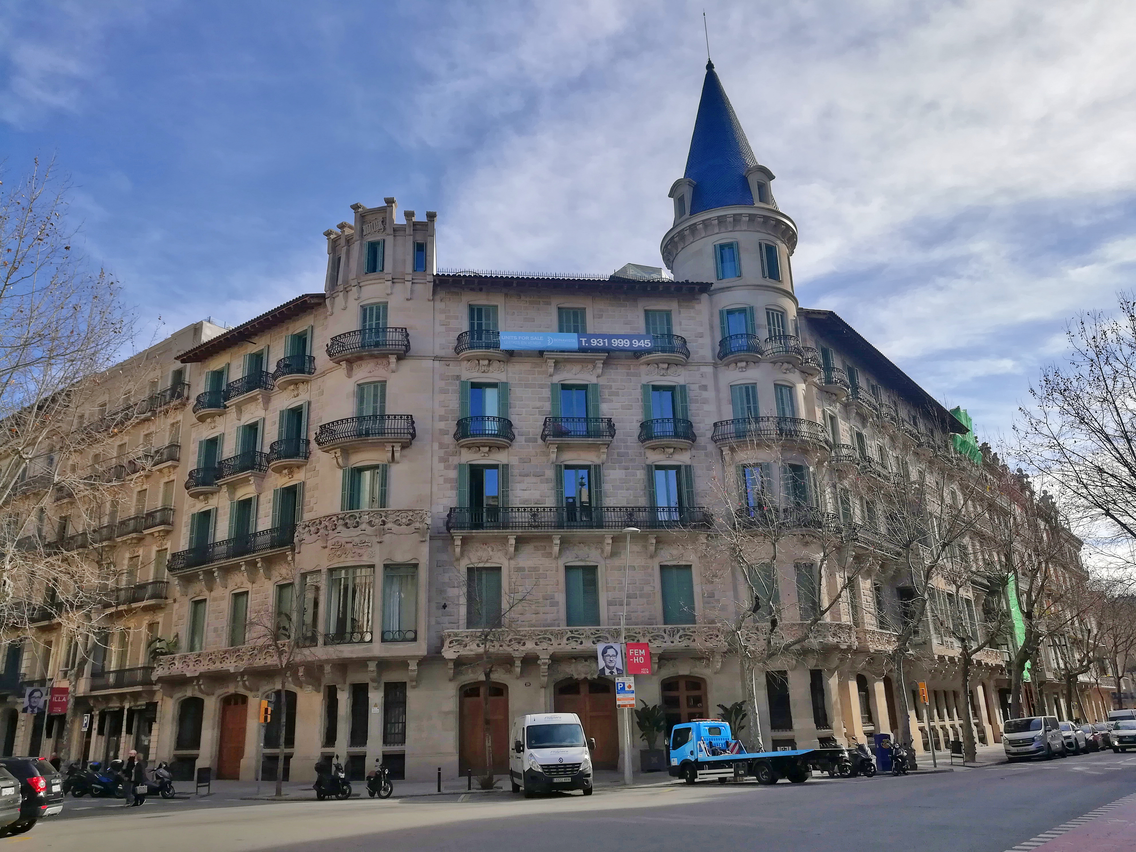 082 Casa Francesc Burés, c. Ausiàs Marc 30-32 - c. Girona 12-18 (Barcelona).jpg