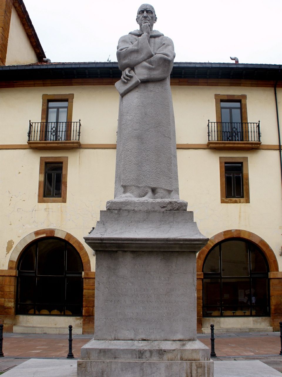 Oviedo - Monumento a Fray Benito Jerónimo Feijoo.jpg