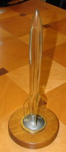 Archivo:1991 Hugo award (with variant base)