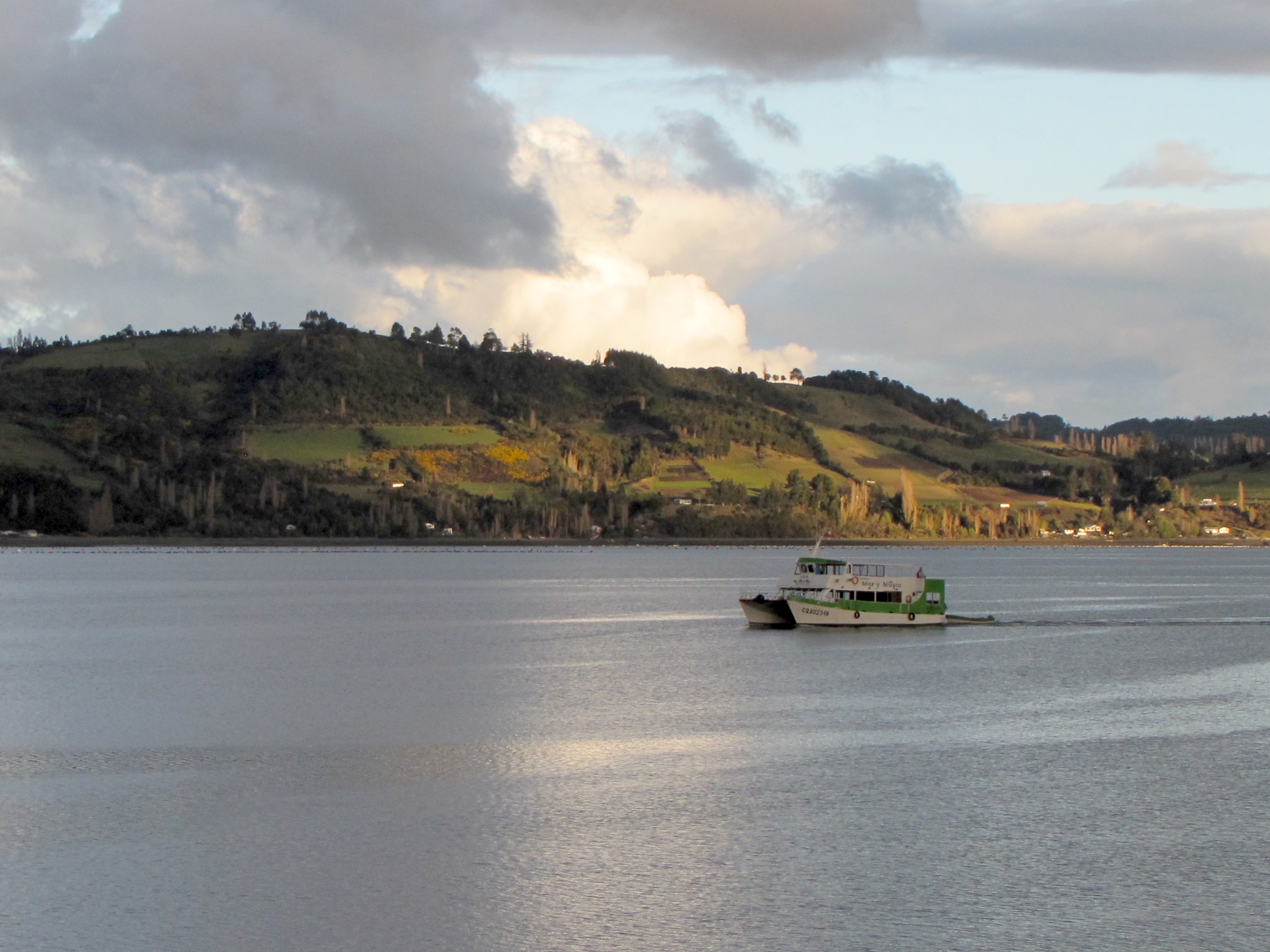 Catamarán en el fiordo de Castro.jpg