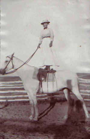 Archivo:Ec on horse1